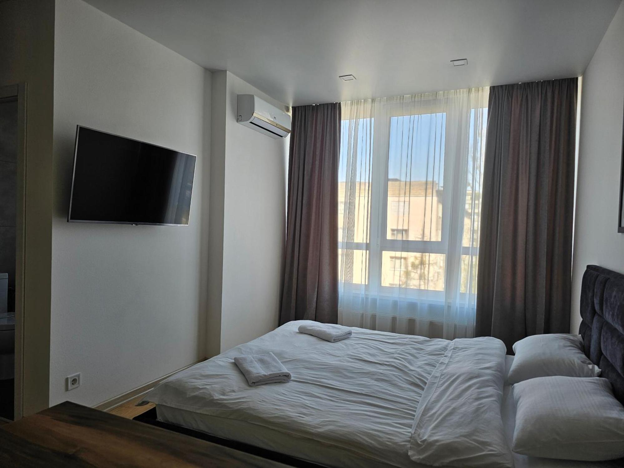 Nyvky Like Home - Studio - Apt 35 Kiev Luaran gambar